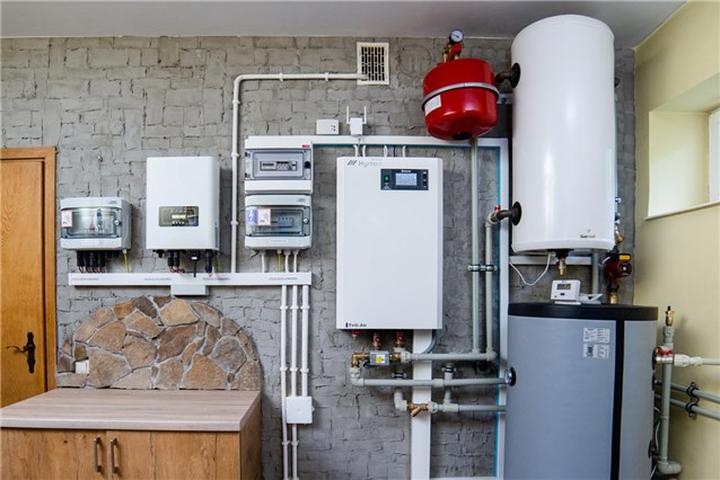 Jak pompa ciepła 8 kW wpływa na zużycie prądu? Sprawdzamy opinie na forum