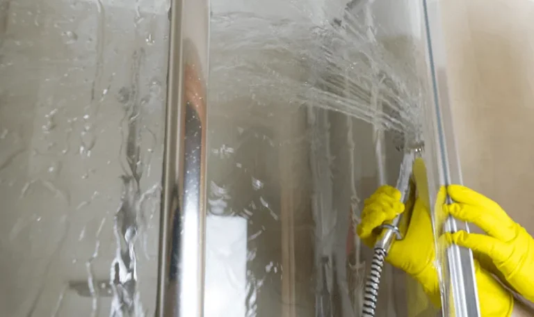 Skuteczne sposoby na usunięcie starego kamienia z kabiny prysznicowej