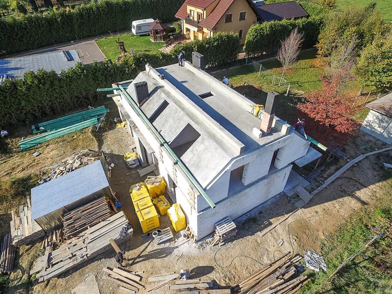 Betonowy dach skośny: koszty, wady i zalety, które warto znać