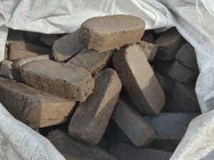 Brykiet torfowy – jakie ma kaloryczność, opinie i gdzie znaleźć najlepsze ceny?