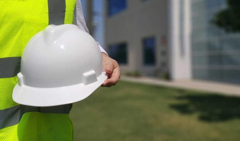 Jak znaleźć idealnego kierownika budowy – koszt i kluczowe wskazówki, które spełnią Twoje oczekiwania