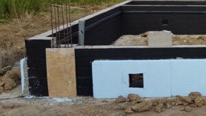 Jak skutecznie zasypać fundamenty z zewnątrz, by uniknąć problemów z wilgocią?