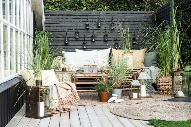 Boho w Twoim ogrodzie: inspiracje i propozycje na aranżacje balkonów i tarasów