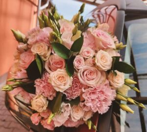 Co symbolizuje róża i goździki? Odkryj znaczenie poszczególnych kwiatów