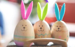 Jak przyozdobić okno na Wielkanoc: papierowe ozdoby krok po kroku