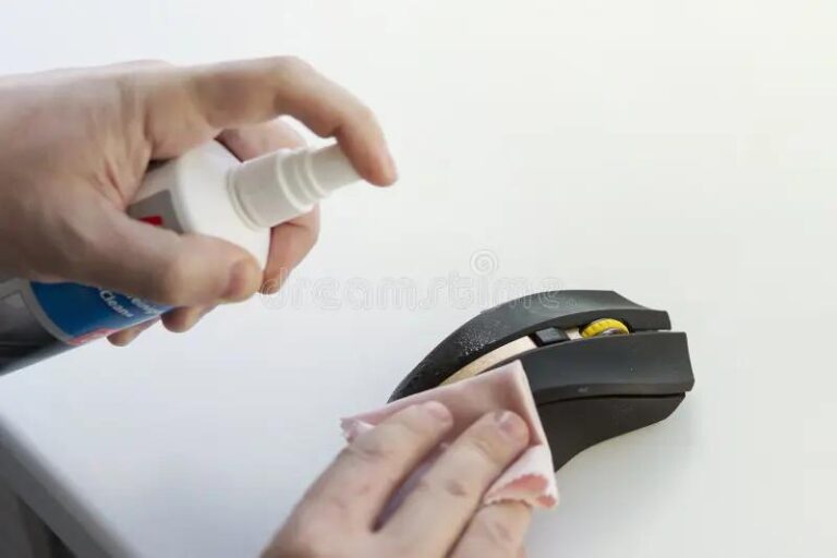 Skuteczne sposoby na to, jak wywabic mysz z kryjówki – sprawdź nasze metody!