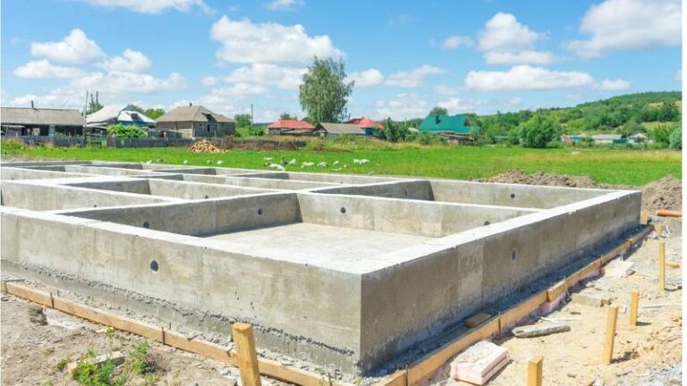Wybór między fundamentem a płytą: klucz do uniknięcia kosztownych błędów w budowie