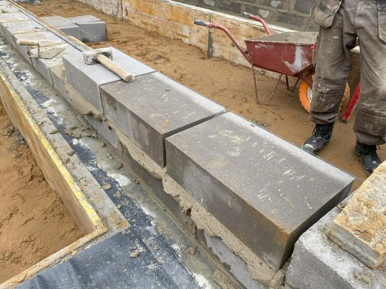 Ile zaprawy potrzebujesz na bloczki fundamentowe? Jak uniknąć najczęstszych błędów przy budowie