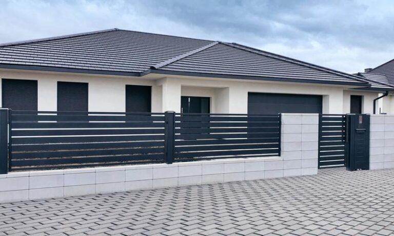 Jak zbudować ogrodzenie domu zgodnie z prawem – praktyczny przewodnik krok po kroku